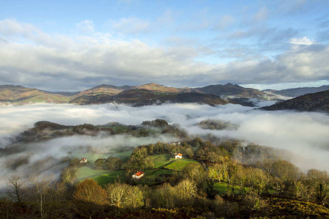 La niebla cubre el valle con los Pirineos al fondo.