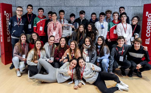 Chicos y chicas de 1ºD de Olabide posan divertidos en la pausa del café.