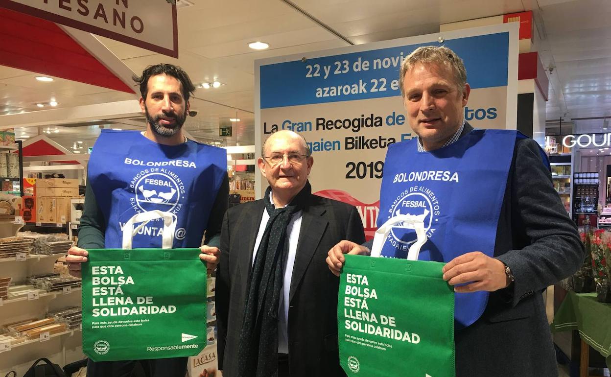 De izquierda a derecha, Alex Mumbrú, Luis Crovetto, viceprepresidente del Banco de Alimentos, y Predraj Savovic, director general del Bilbao Basket, esta mañana en el Corte Inglés.