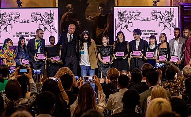 Los premiados posan con el CEO de Gucci, Marco Bizzarri, y con el diseñador creativo de la firma, Alessandro Michele.