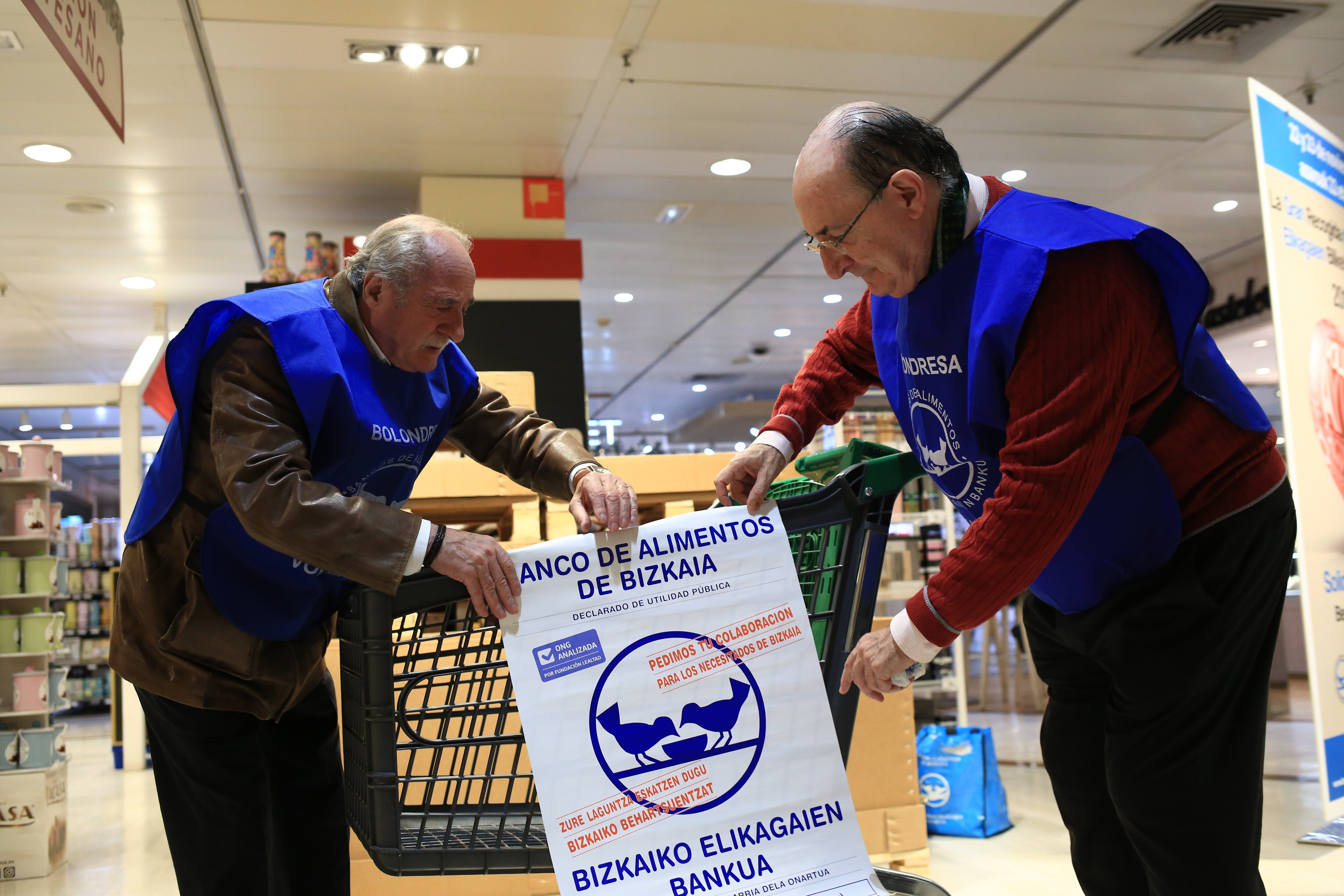 Unos 5.500 voluntarios recogen las donaciones de clientes de más de 300 supermercados.