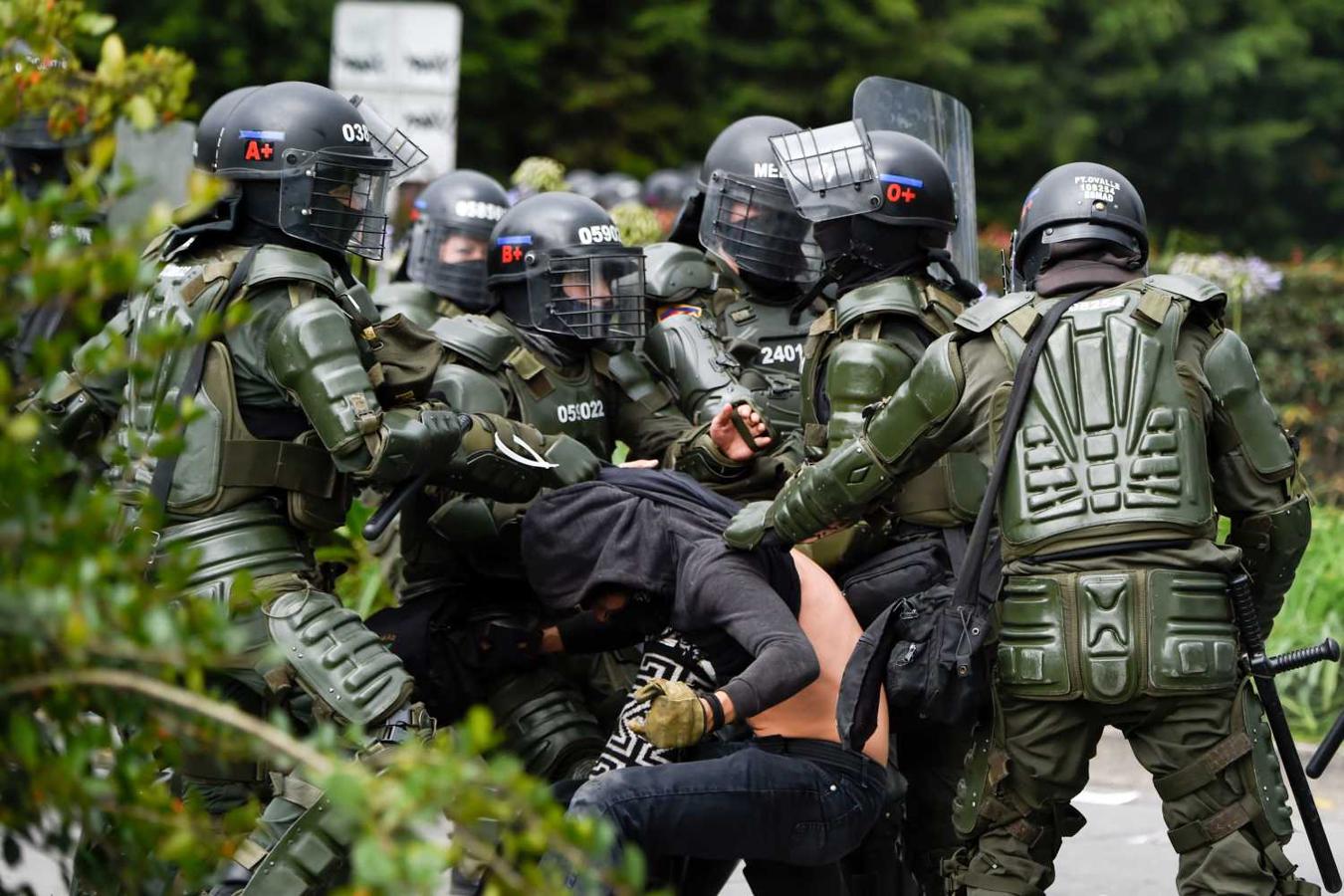 Detención de una manifestante por la policía antidisturbios de Colombia en Bogotá