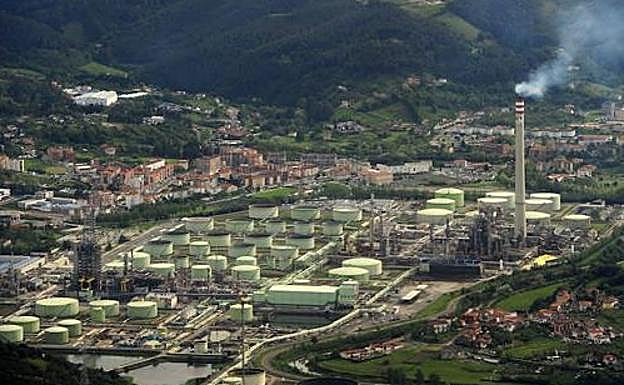 Las exportaciones vascas frenan su caída al volver Petronor a la normalidad