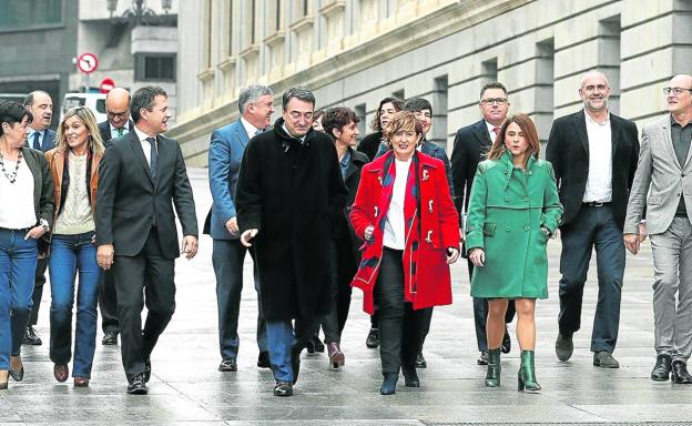 Los diez senadores y seis diputados del PNV posaron ayer juntos para subrayar que son «la principal representación vasca, la única con grupo en Congreso y Senado».