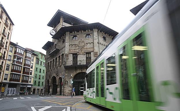 Un tranvía a su paso por Atxuri.