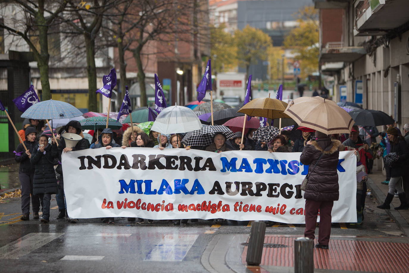 Fotos: Así ha sido la marcha contra la violencia machista realizada entre Sestao y Santurtzi