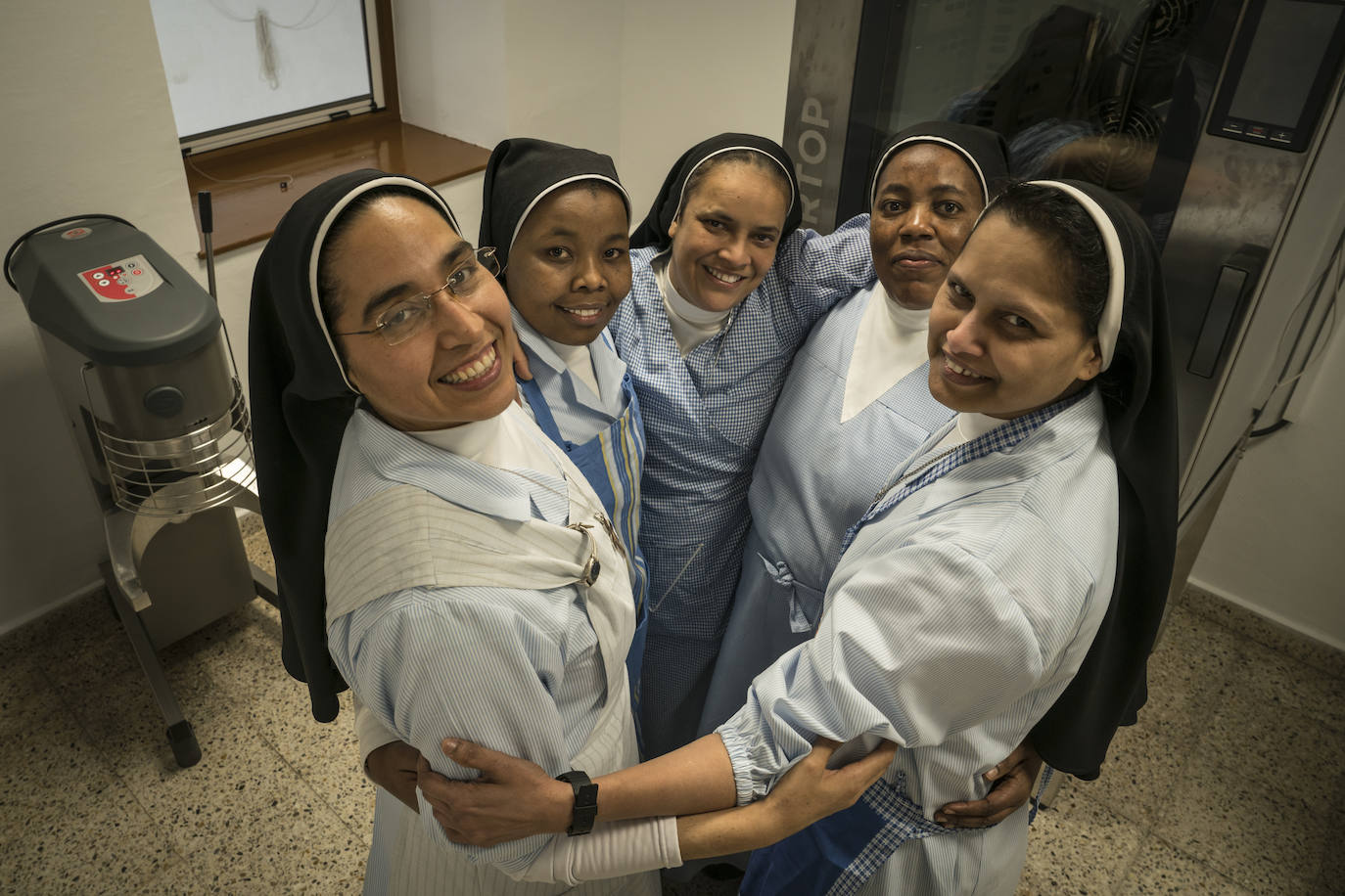 Fotos: Las monjas de clausura de Basurto se aplican con la repostería para sobrevivir