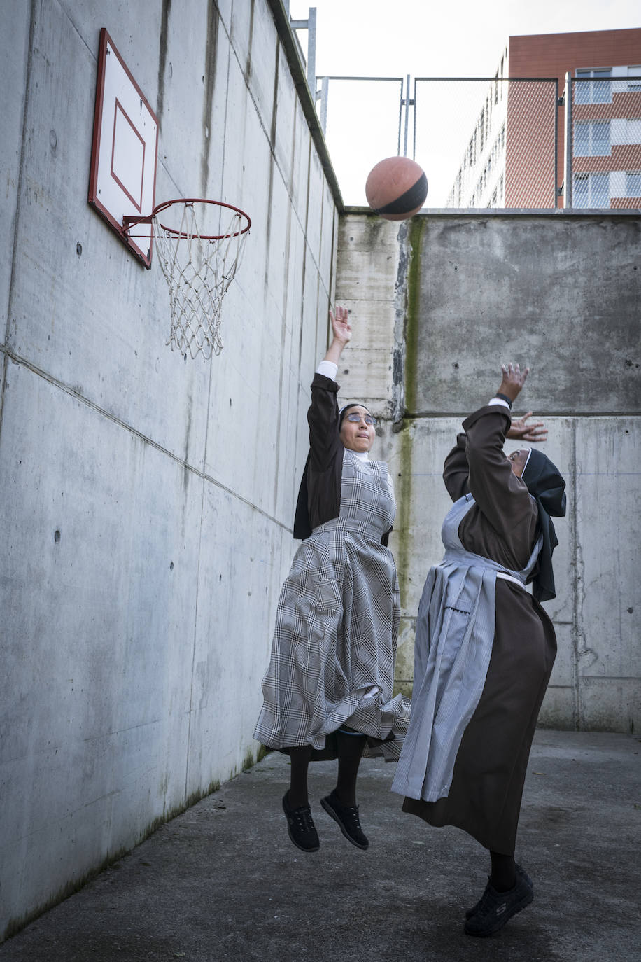 Fotos: Las monjas de clausura de Basurto se aplican con la repostería para sobrevivir