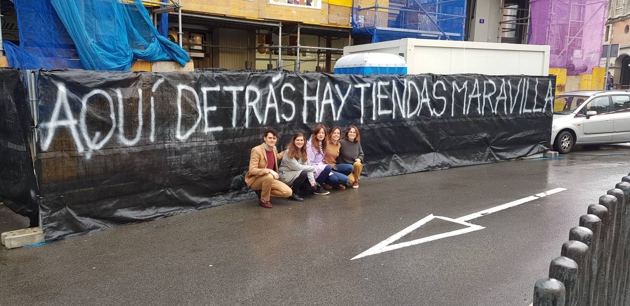 Fotos: Así han quedado tapados varios comercios en la Plaza Arriquíbar de Bilbao