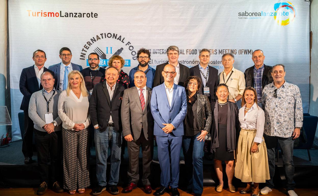 Foto de familia de los profesionales que han participado el II Congreso Internacional de Periodistas Gastronómicos, en Lanzarote.