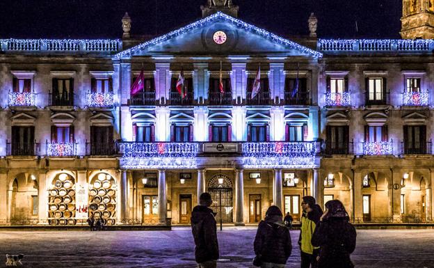 Fachada de la Casa Consistorial iluminada durante las pasadas fiestas.