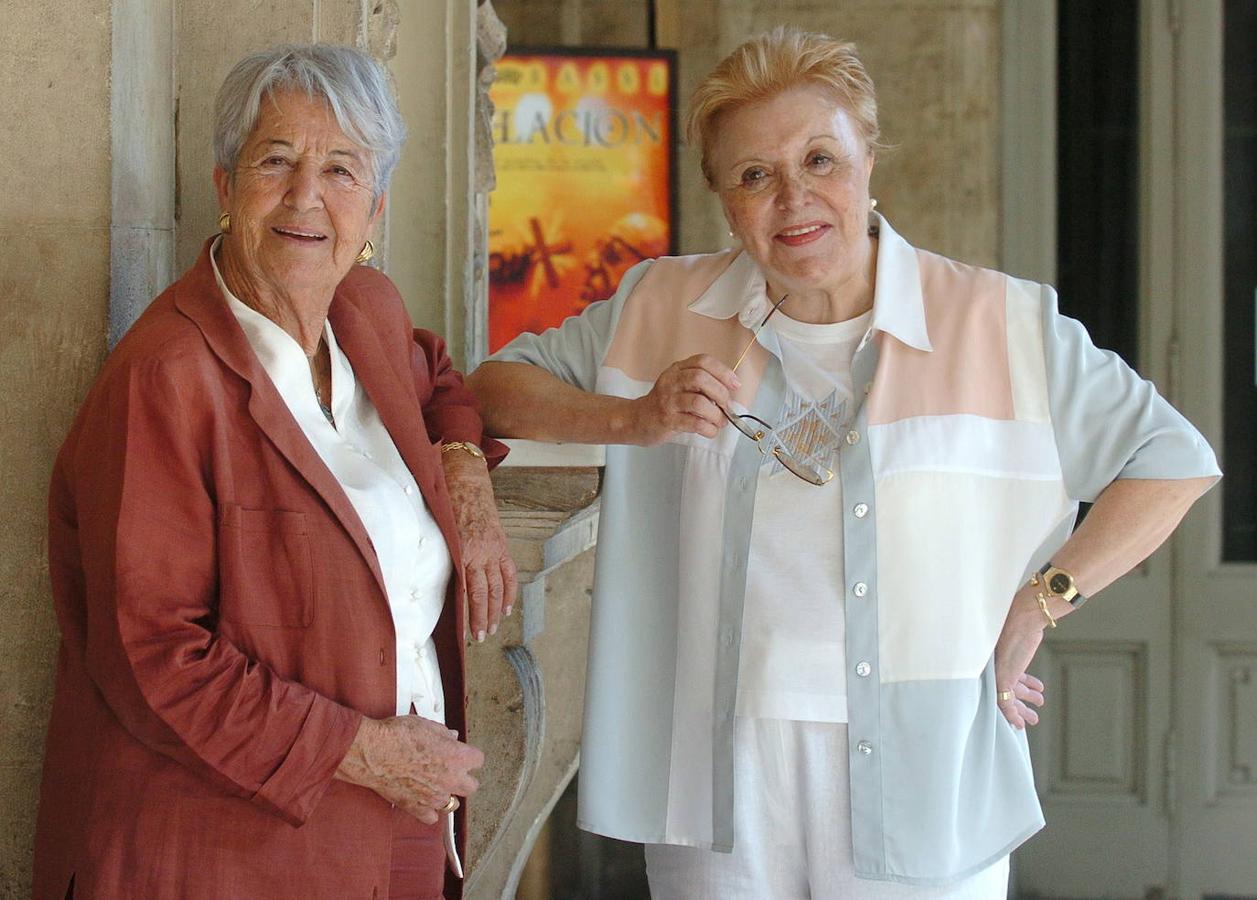 Las actrices Amparo Soler Leal (i) y Asunción Balaguer (d), posan durante la presentación de la obra teatral del director Carles Alberola 'Al menos no es navidad' en 2006.