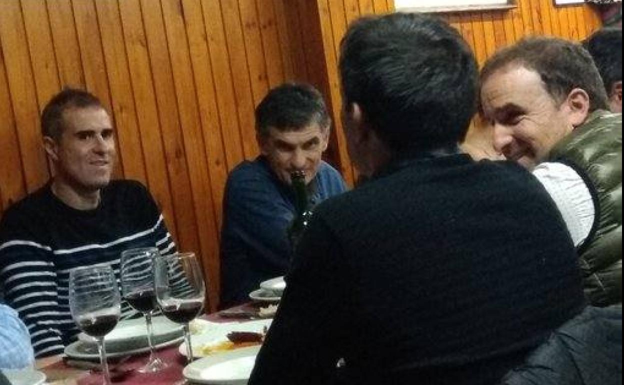Gaizka Garitano, Mendilibar, Arrasate y Asier Garitano comparten mesa y mantel.