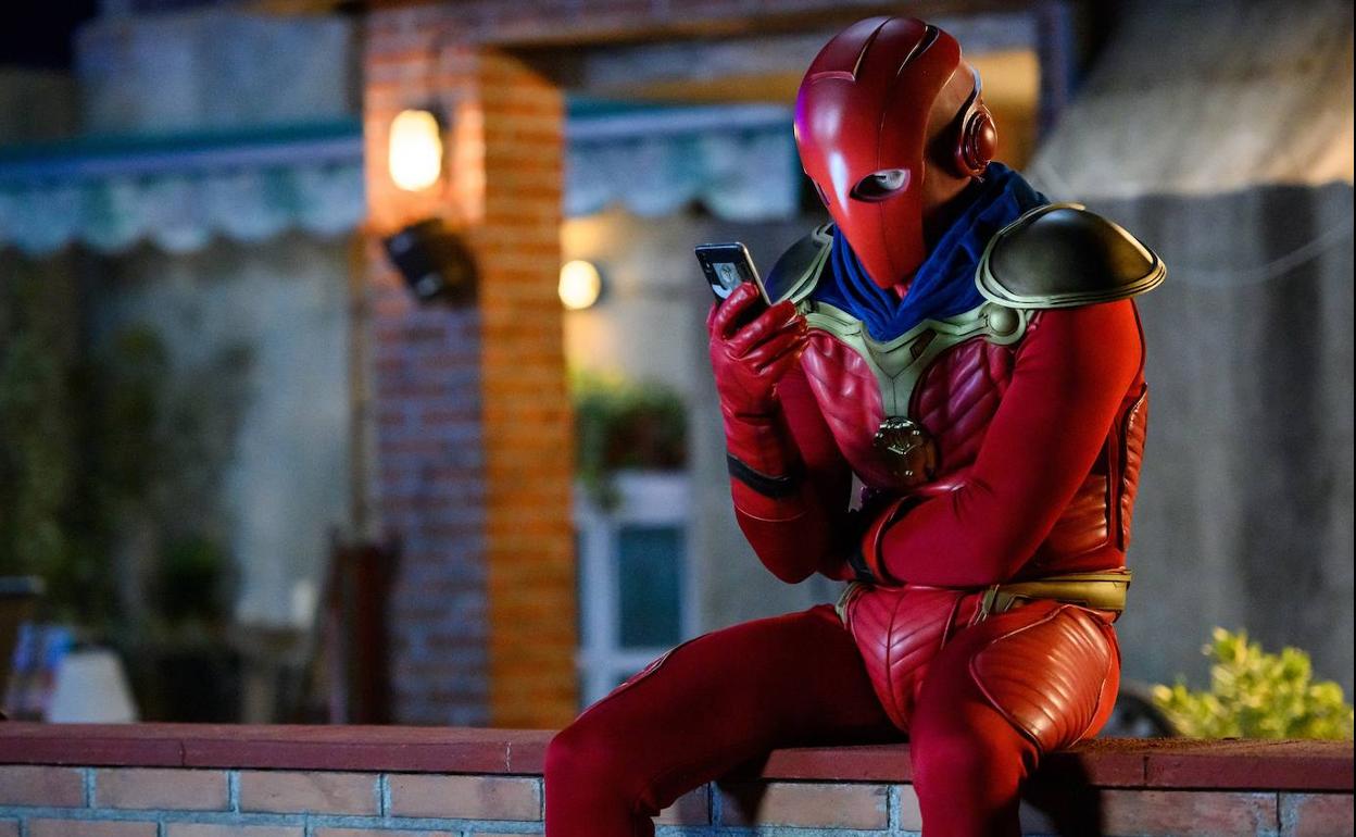 Quim Gutiérrez en 'El vecino', serie de ocho capítulos que Nacho Vigalondo ha dirigido para Netflix y que se estrena el 31 de diciembre. Su protagonista es un pobre diablo al que un extraterrestre le traspasa los poderes antes de morir. «Ningún otro canal de los que producen series me habría contratado para hacer algo así», reconoce el director. 