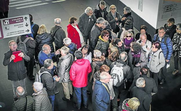 Un grupo de turistas se arremolina en el acceso al mercado. 