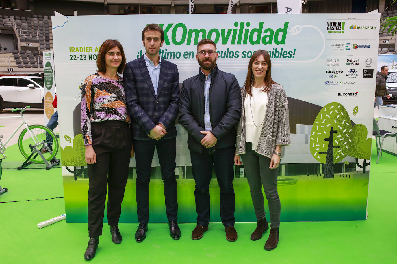 Fotos: Más de un millar de personas conocen los mejores coches sostenibles en el Iradier Arena