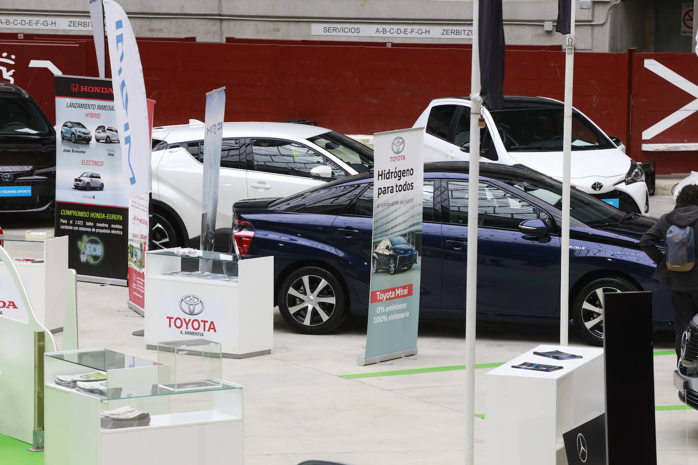 Fotos: Más de un millar de personas conocen los mejores coches sostenibles en el Iradier Arena