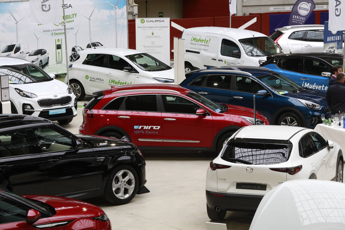 Fotos: Más de un millar de personas conocen los mejores coches sostenibles en el Iradier Arena