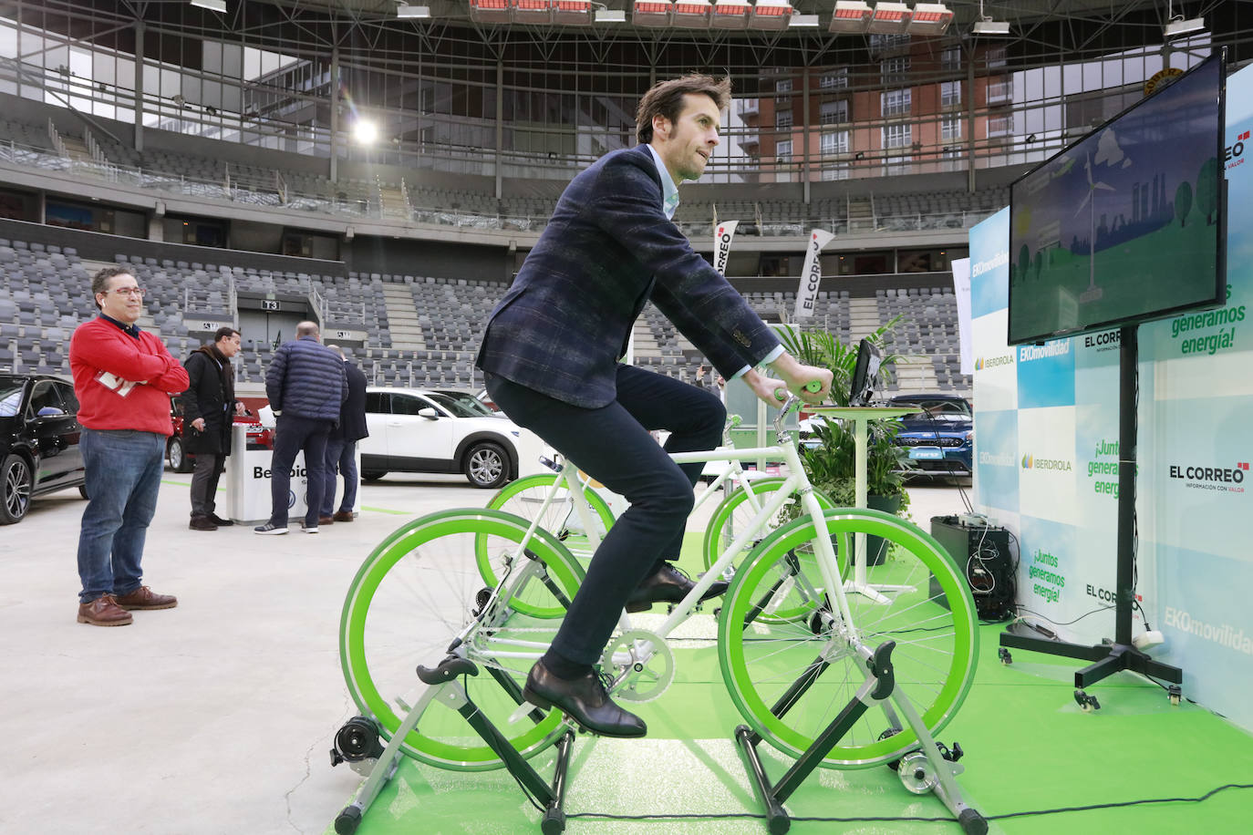 Fotos: Más de un millar de personas conocen los mejores coches sostenibles en el Iradier Arena