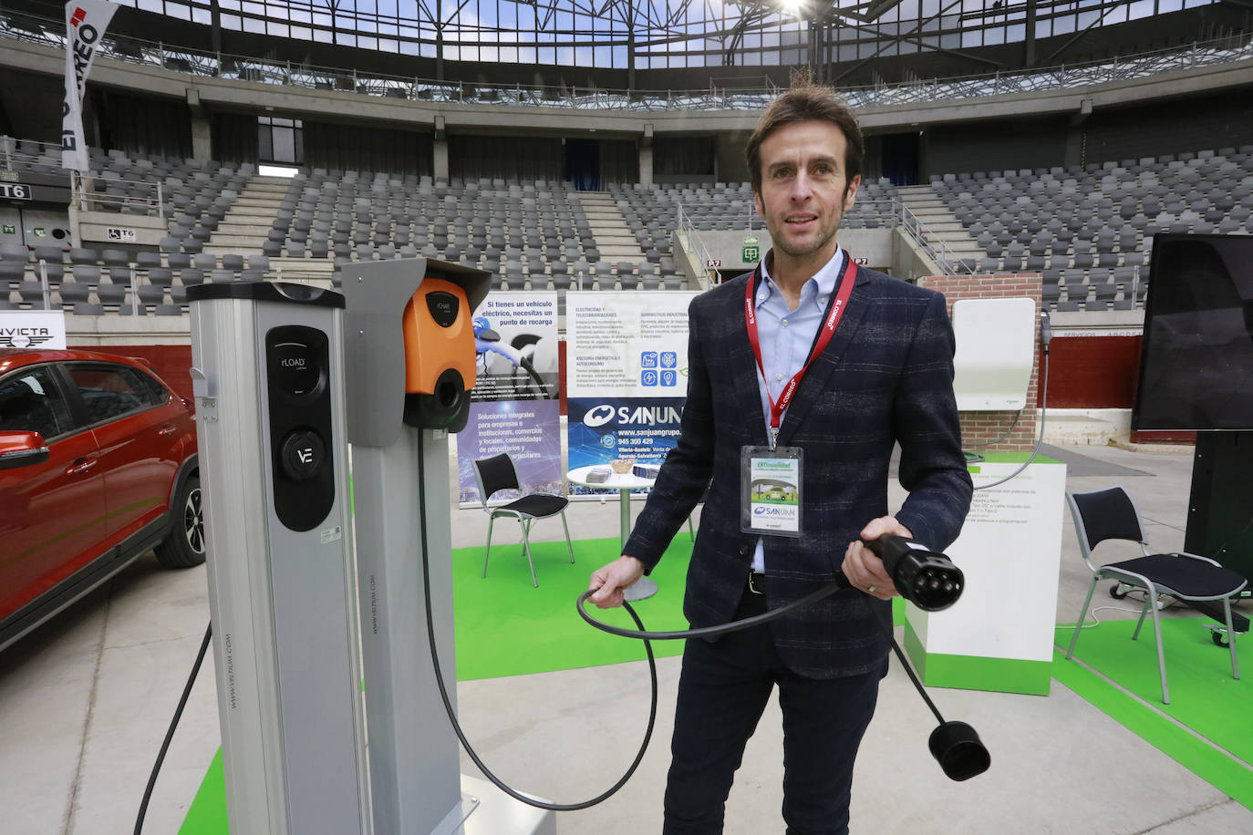 Fotos: Más de un millar de personas conocen los mejores coches sostenibles en el Iradier Arena