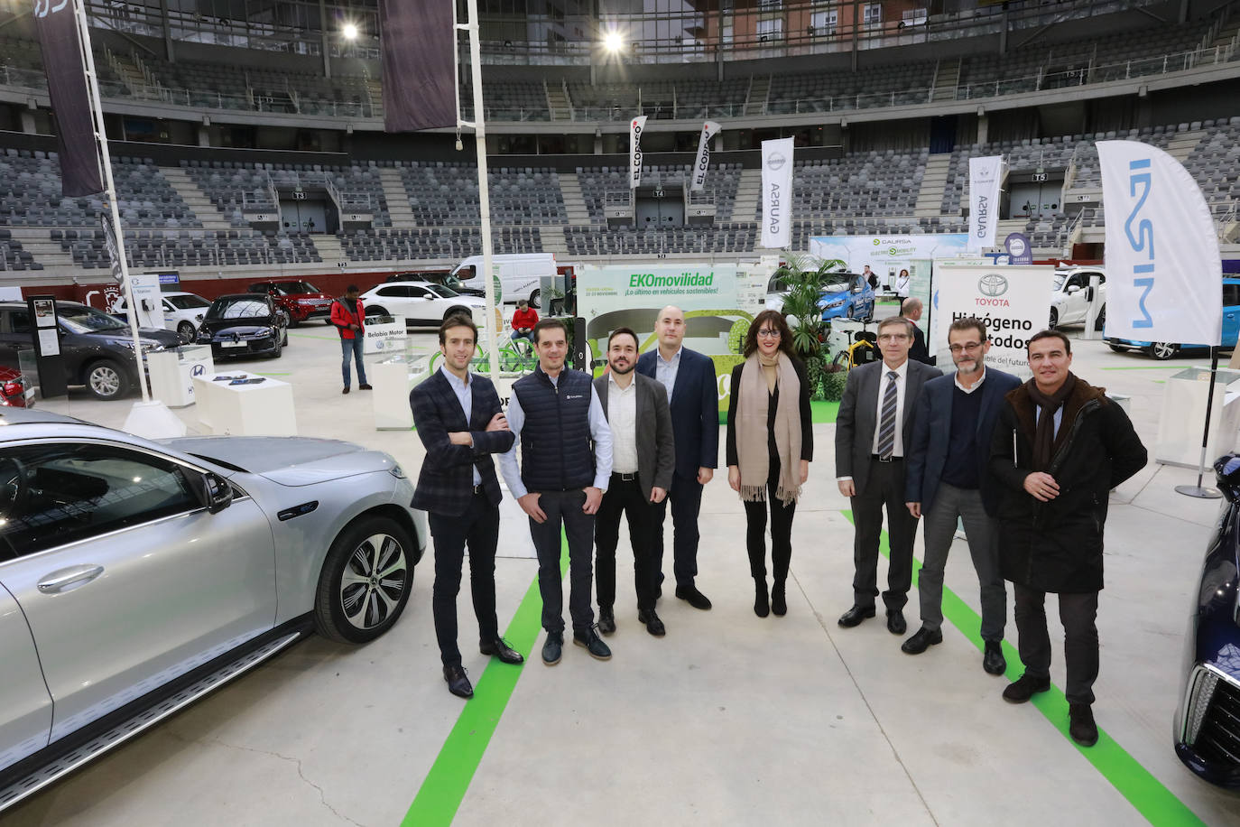 Fotos: Más de un millar de personas conocen los mejores coches sostenibles en el Iradier Arena