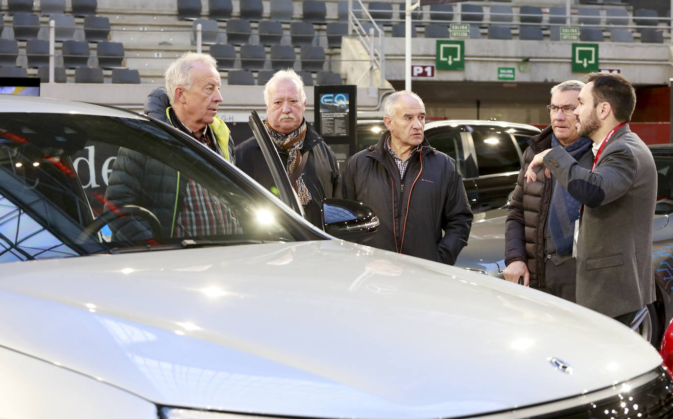 Fotos: Más de un millar de personas conocen los mejores coches sostenibles en el Iradier Arena