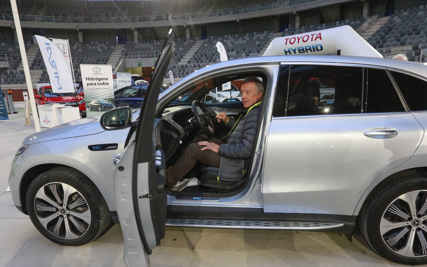 Fotos: Más de un millar de personas conocen los mejores coches sostenibles en el Iradier Arena