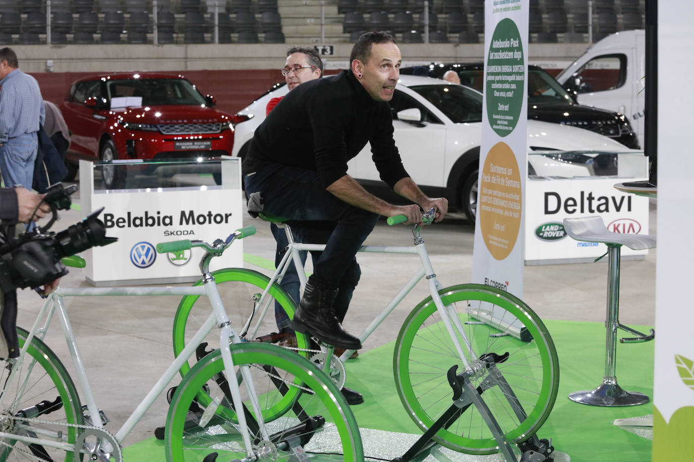 Fotos: Más de un millar de personas conocen los mejores coches sostenibles en el Iradier Arena