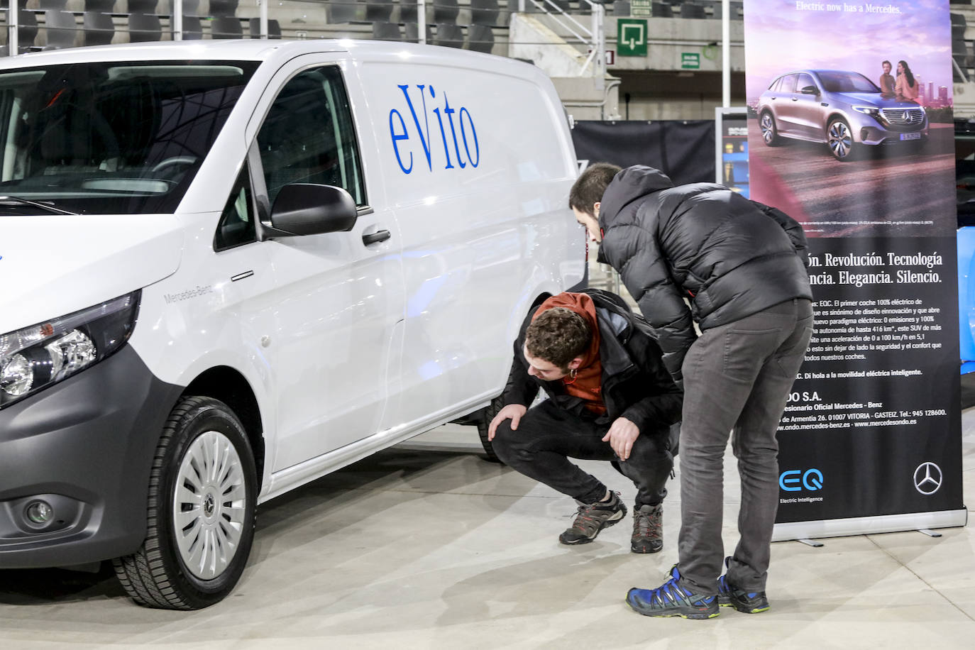 Fotos: Más de un millar de personas conocen los mejores coches sostenibles en el Iradier Arena