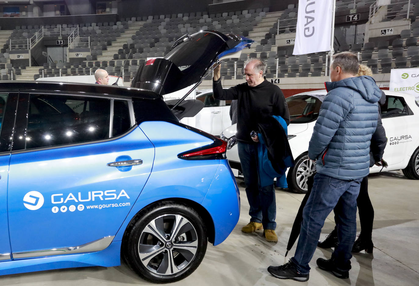 Fotos: Más de un millar de personas conocen los mejores coches sostenibles en el Iradier Arena