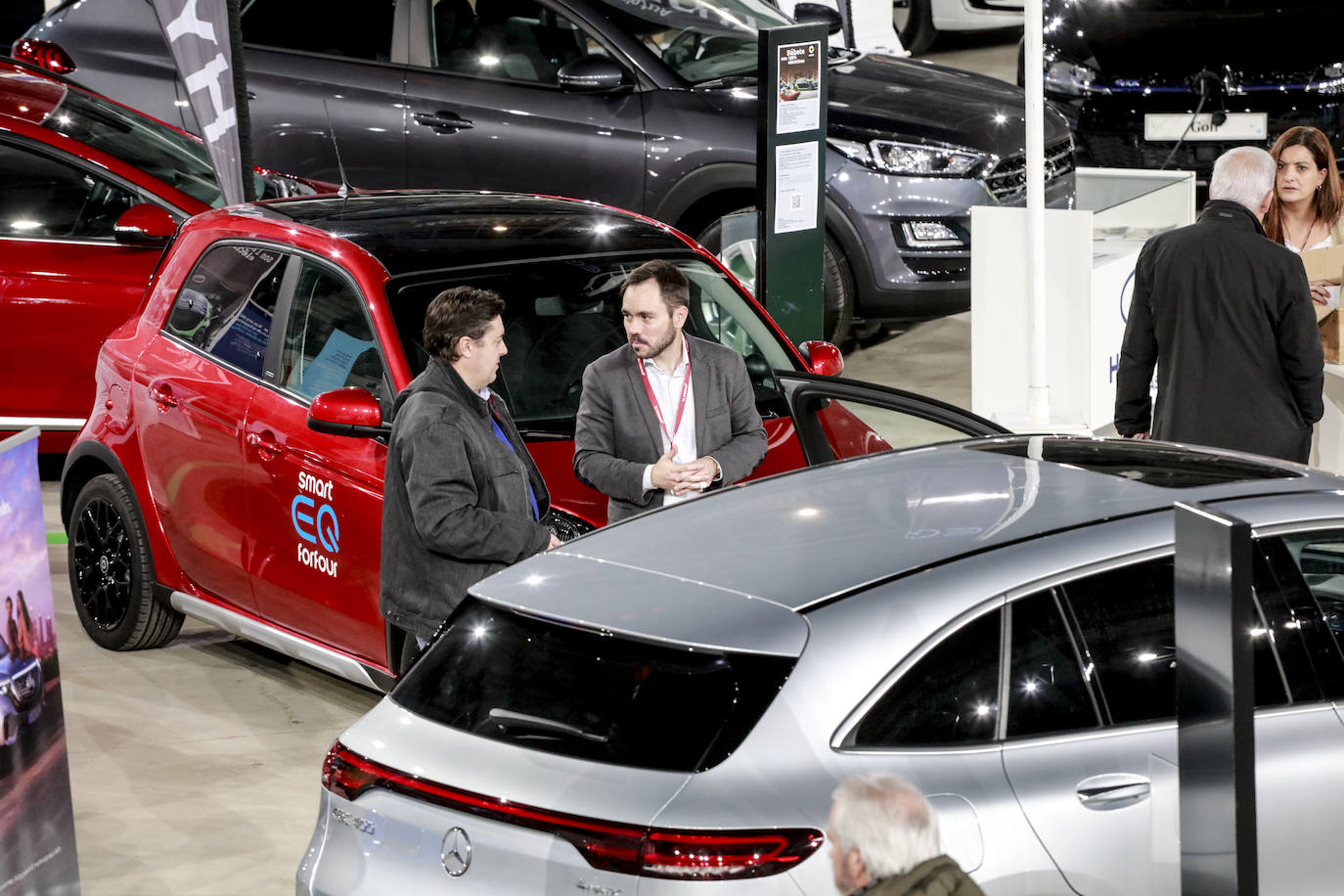 Fotos: Más de un millar de personas conocen los mejores coches sostenibles en el Iradier Arena