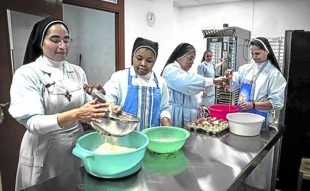 Pasteles, tejas y mostachones salen del obrador de las Capuchinas, que lleva funcionando tres meses y se ha convertido ya en su principal fuente de ingresos. 