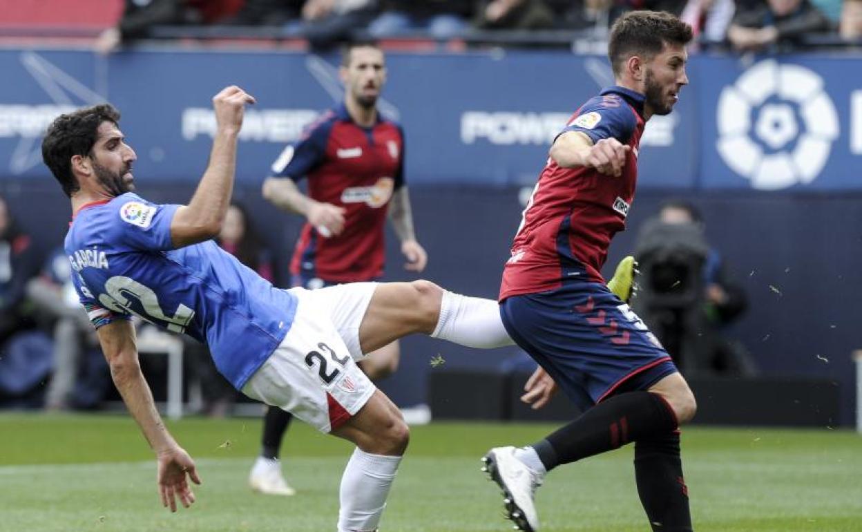 Raúl García sustituido con molestias en el pubis