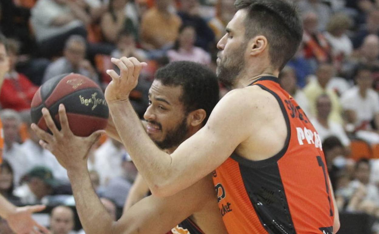 San Emeterio presiona a Shields