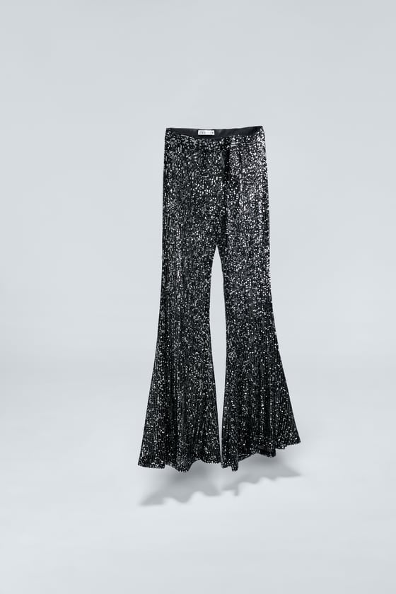 Pantalones acampanados de lentejuelas, de Zara (49.95 euros).