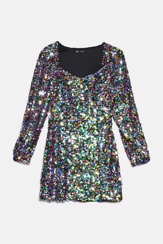 Vestido 'mini' de lentejuelas multicolor, de Zara (39,95 euros).