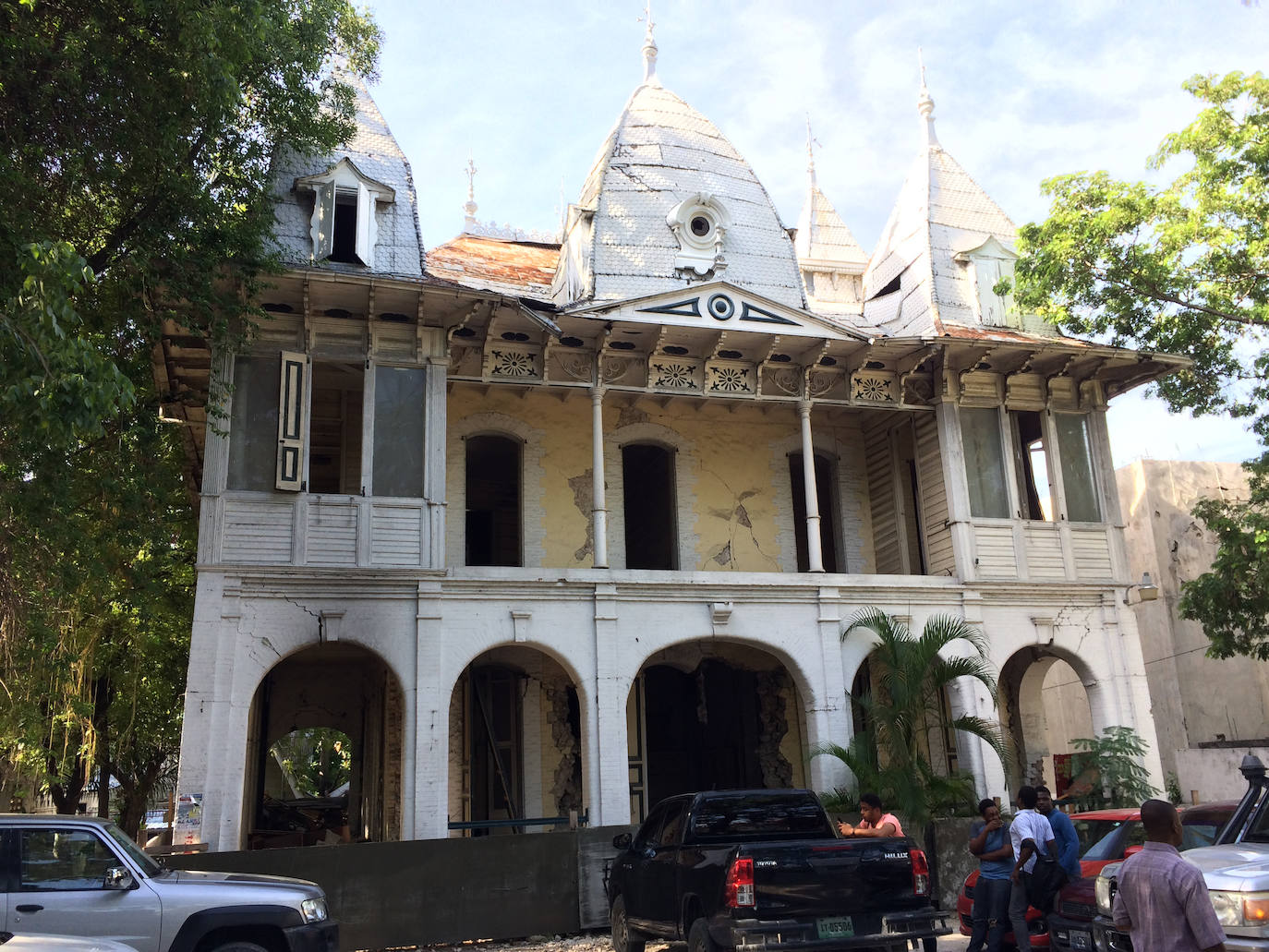 Barrio de pan de jengibre (Puerto Príncipe, Haití). «La colaboración internacional se centró en la recuperación del Barrio de pan de jengibre de Puerto Príncipe después del devastador terremoto de enero de 2010. Ahora con las ayudas se continuará con la rehabilitación de los históricos edificios». WMF