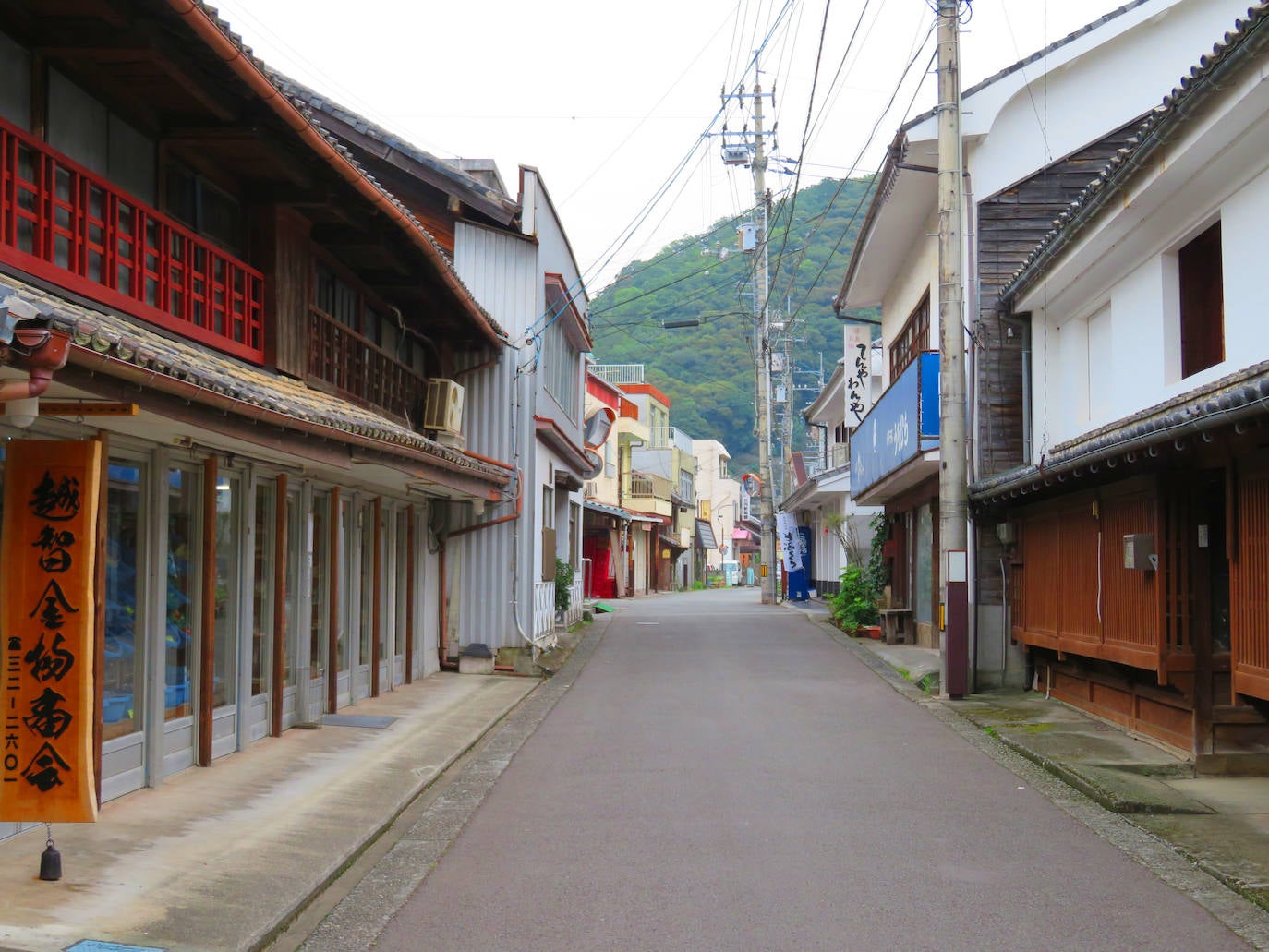 Distrito de Iwamatsu (Uwajima, Prefectura de Ehime, Japón). «La subvención ayudará a la conservación de una ciudad costera histórica y a tratar de revertir la tendencia de la despoblación». WMF