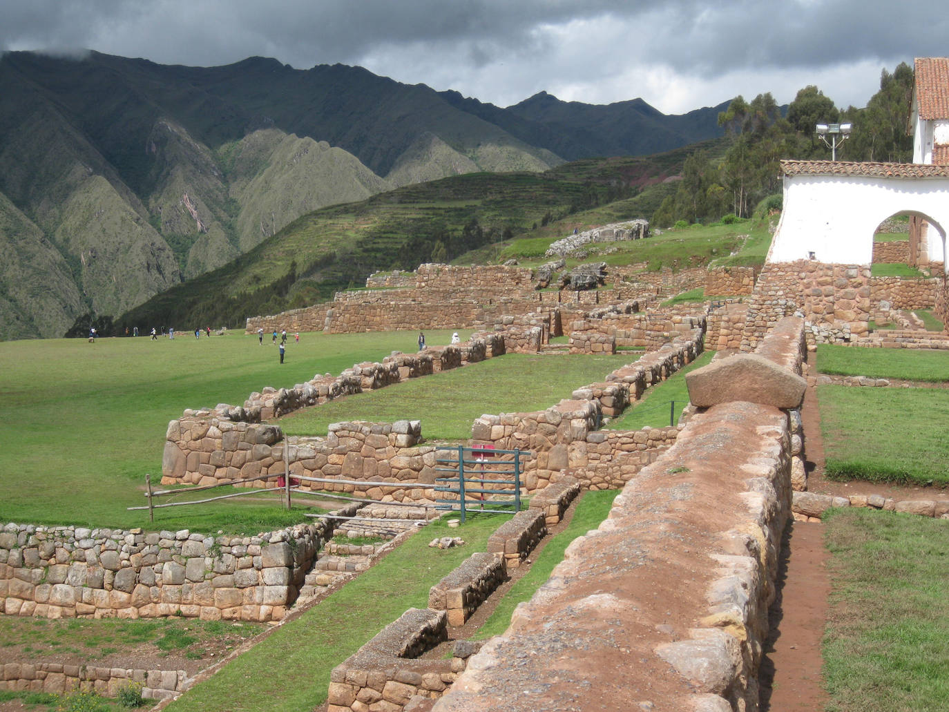 Valle Sagrado de los Incas (Región Cusco, Perú). «La construcción de un nuevo aeropuerto amenaza un rico paisaje cultural cerca de Macchu Picchu. Las ayudas estarán destinadas a parar esta iniciativa del gobierno». WMF