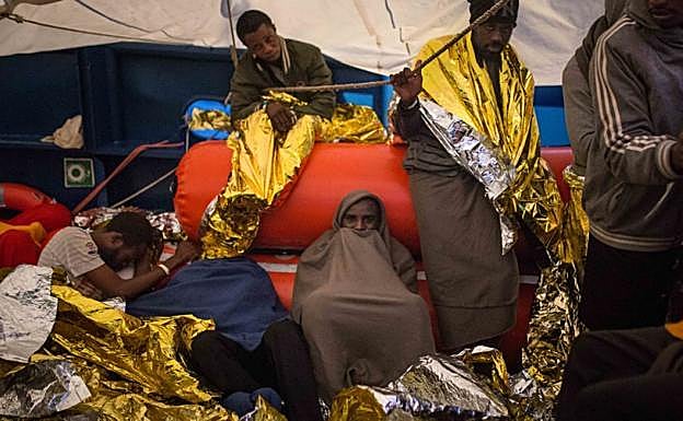 El 'Aita Mari' espera que Italia acepte un trasbordo urgente de migrantes ante la dificultad de llegar hoy a Sicilia