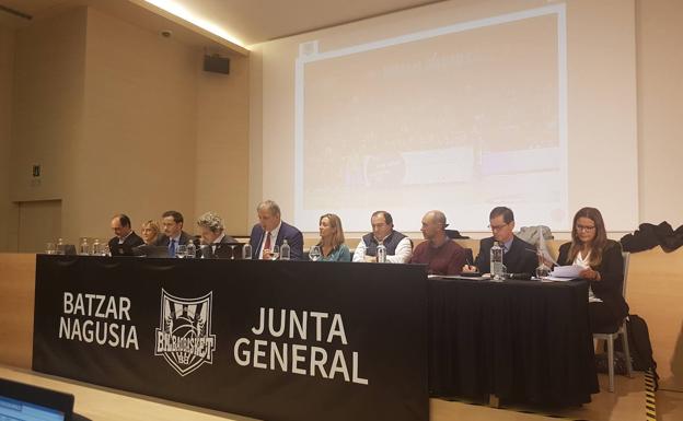 Miembros del consejo del Bilbao Basket, que ha celebrado este lunes su junta general. 