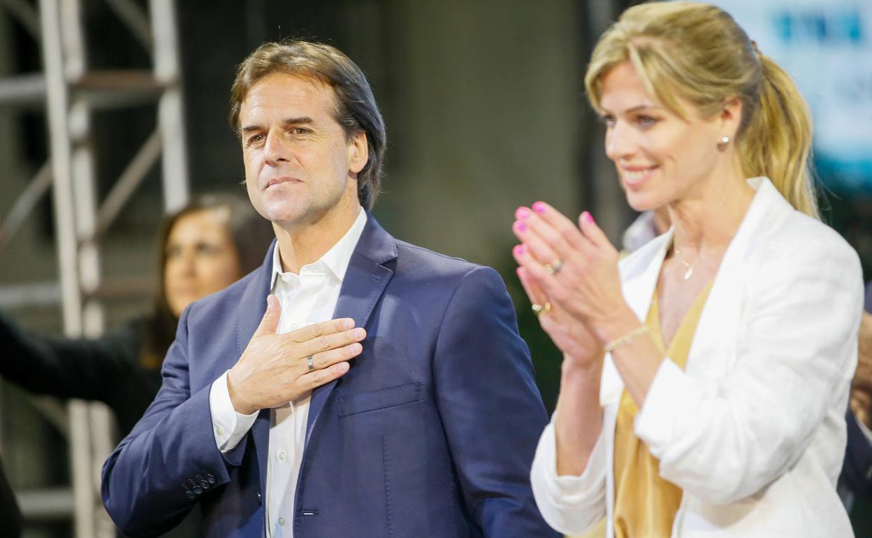 El candidato presidencial del Partido Nacional, Luis Lacalle Pou, y su esposa Lorena Ponce de León.