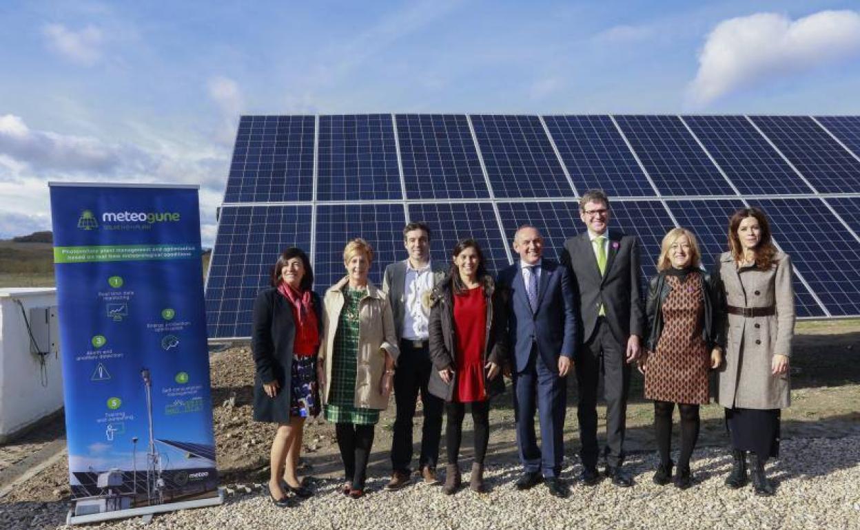 Responsables de la firma alavesa y autoridades institucionales en la presentación de la planta en el Parque Tecnológico de Álava. 