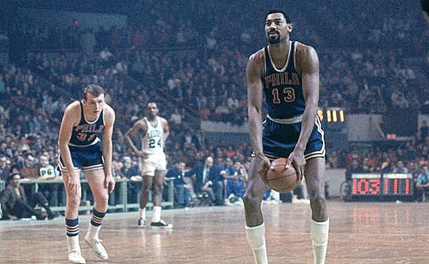 En su desesperación, Chamberlain probó hasta el tiro de cuchara. 