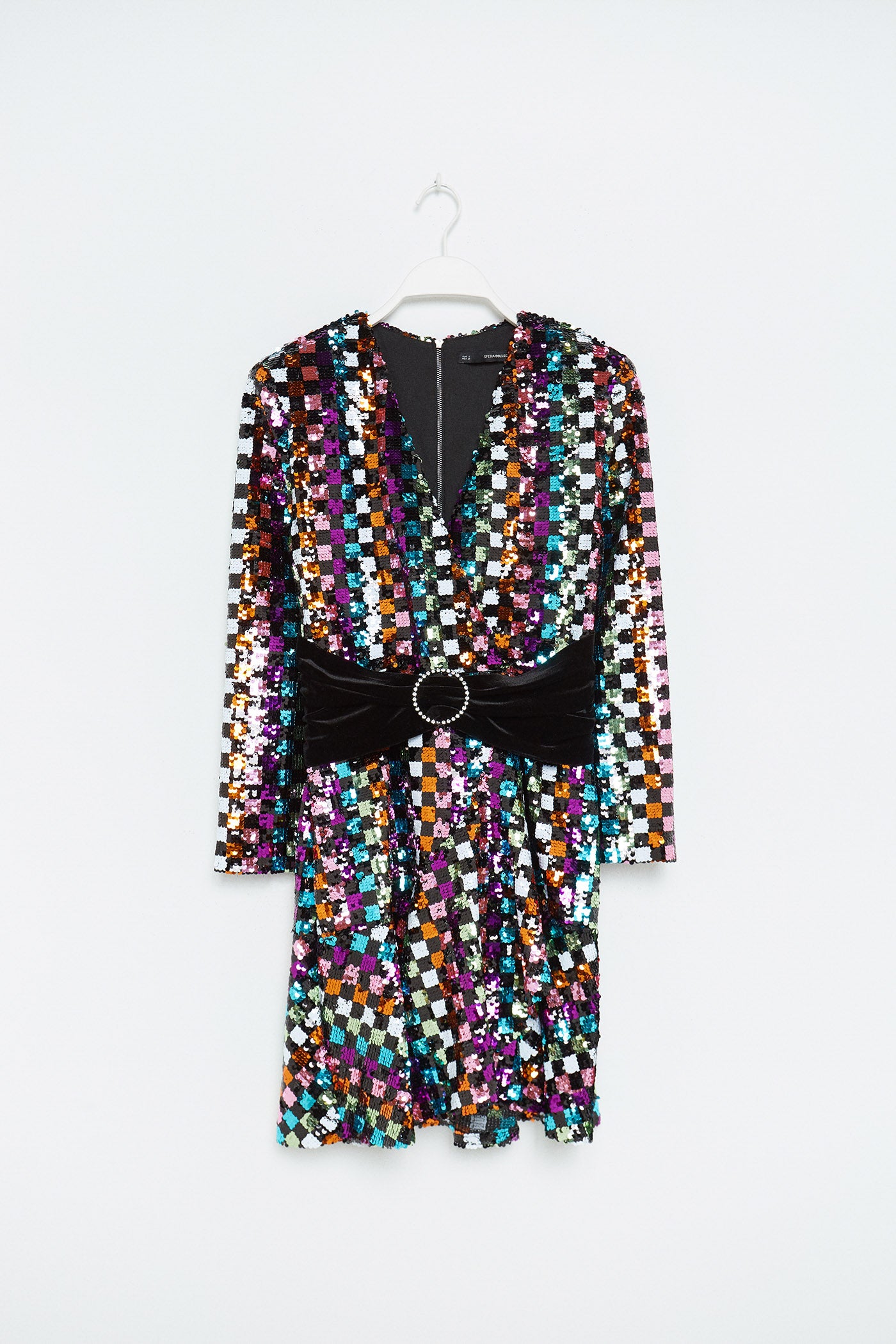 Vestido mini con lentejuelas multicolor y cinturón, de Sfera (49,99 euros).