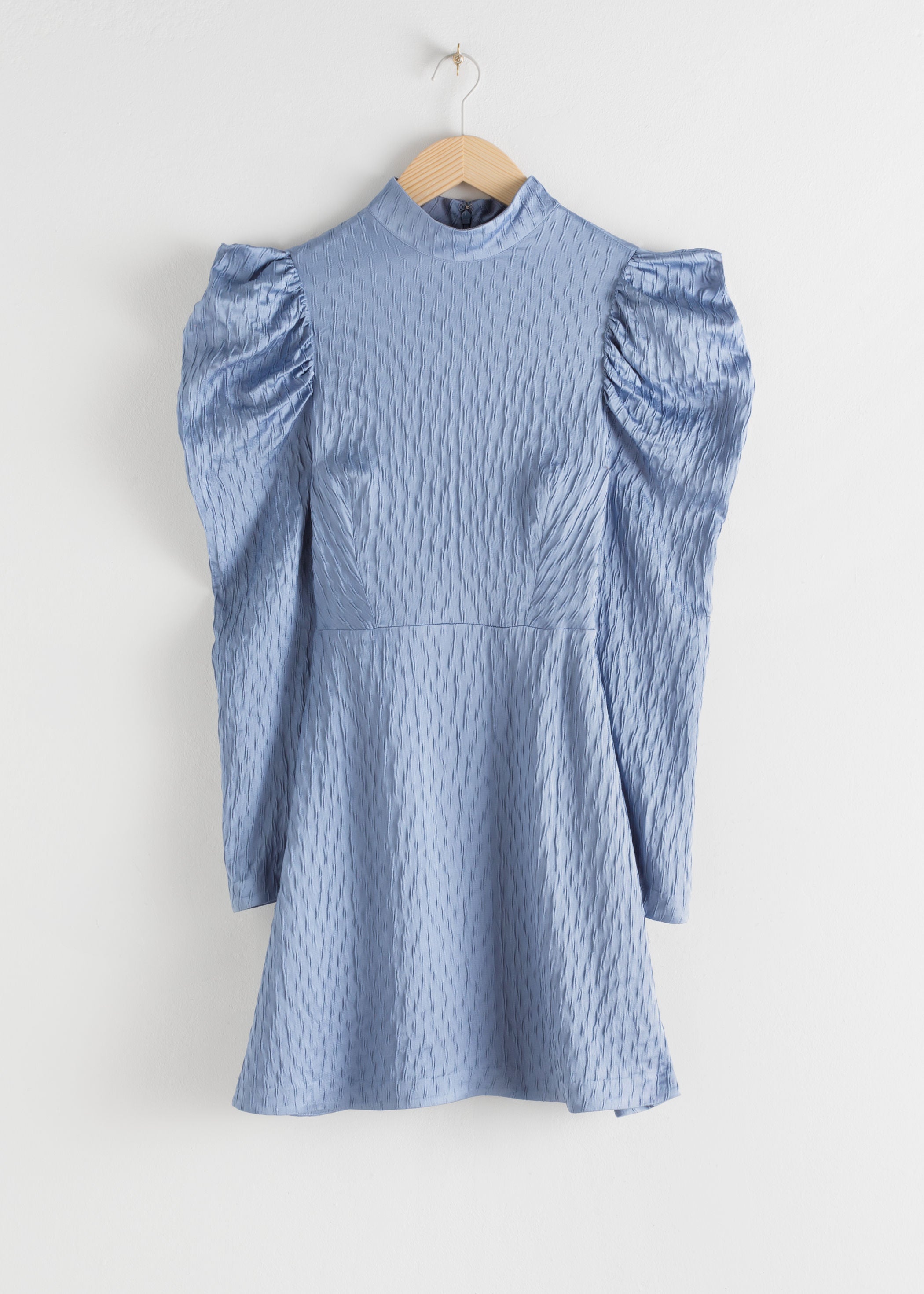 Vestido en jacquard con hombros pronunciados, de & Other Stories (89 euros).