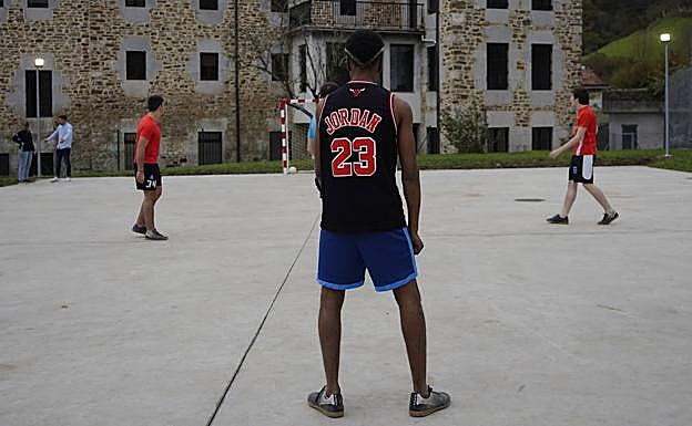 Un grupo de internos, durante un partido de futbito.