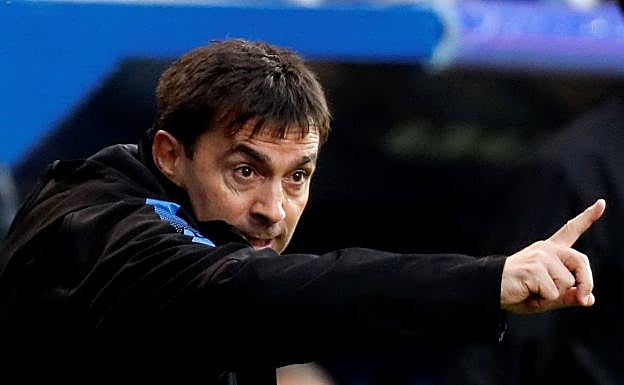 Asier Garitano corrige a los jugadores del Alavés en un partido. 