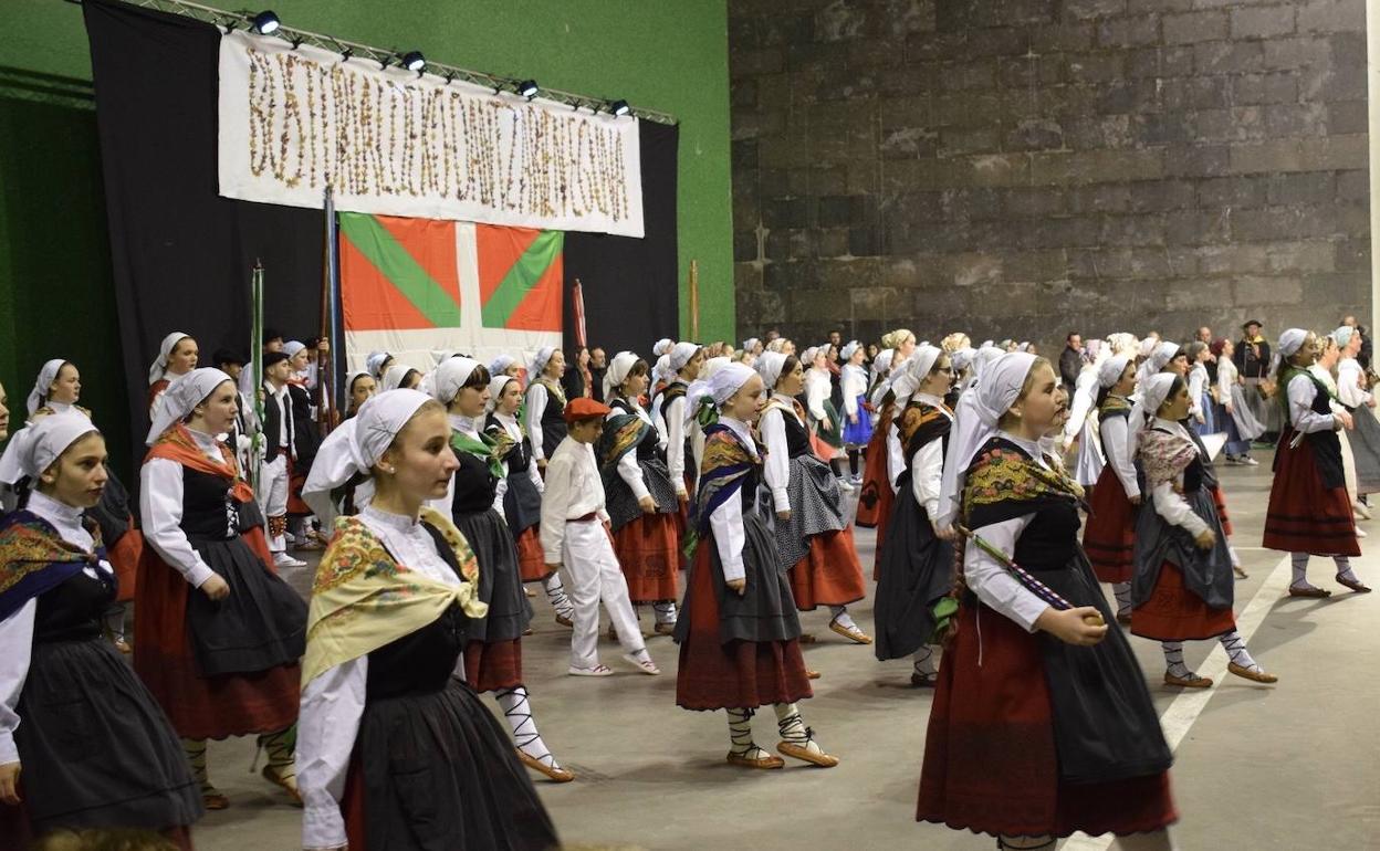 Dantza taldeak Agurra dantzatzen Muruetako frontoian. 