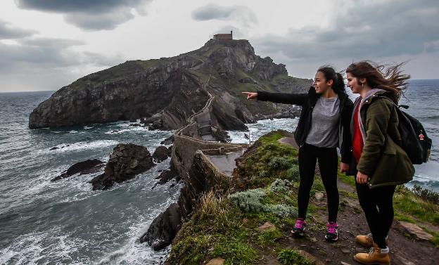 La afluencia de turistas a Gaztelugatxe ha crecido más de un 15% este verano. 